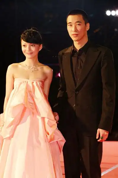 图文:黄立行手牵张韶函走过星光大道