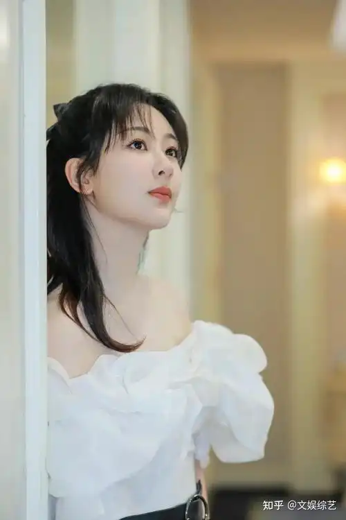 杨紫放飞自我,穿白色露肩上衣,露出白皙的肌肤,优雅性感的气质 - 知乎
