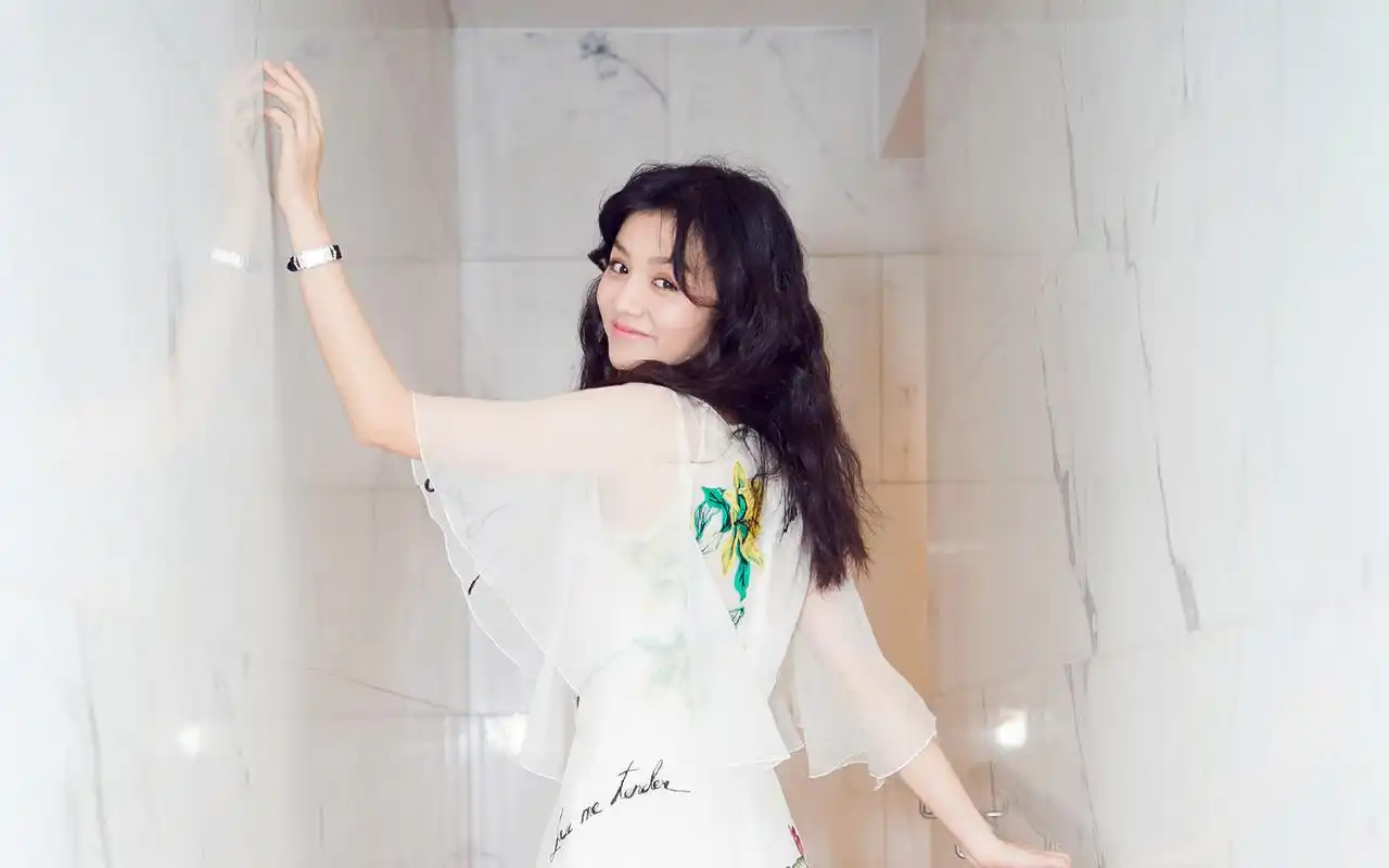 新晋影后春夏金像奖造型高清桌面壁纸