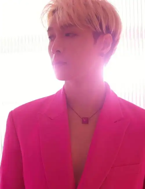 品牌代言人张艺兴,邂逅阿那亚的粉色奇景 乘着自由的海风 放松片刻