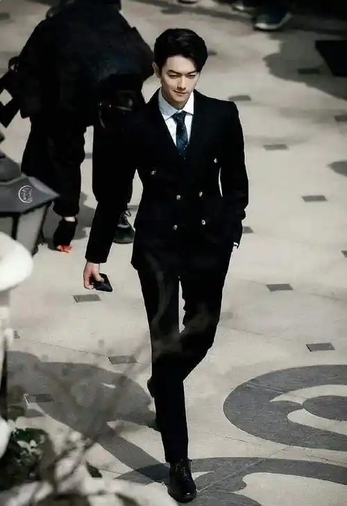 身高比例超好男星刘宇宁看不见赵露思杨洋同框肖战热巴被吐槽