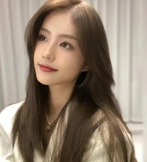 飘逸的2021中长发直发发型,高圆圆演绎出来更有自然女神味道,披肩and