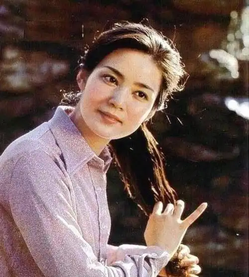 被潘虹的老年状态惊艳到:69岁头发花白,穿衣极简却高级有气质