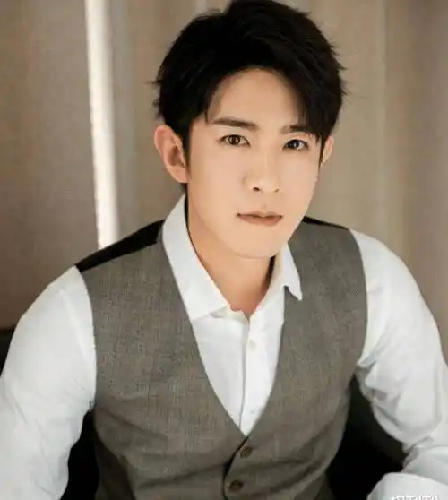 1987年生,05年,季肖冰考入北京电影学院表演系本科班,同班同学有杨幂