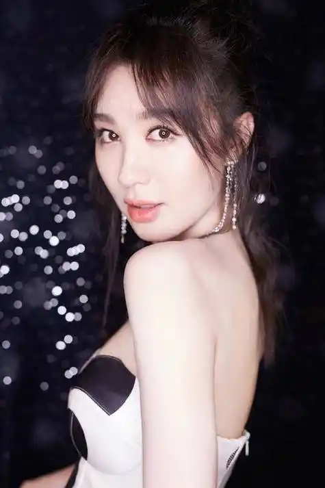 李菲儿穿蓝色吊带露出事业线!天使脸蛋魔鬼身材性感火辣