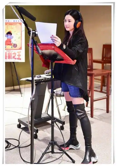 张柏芝有钱却没品宽松毛衣配大妈裤165的身高活生生穿成135