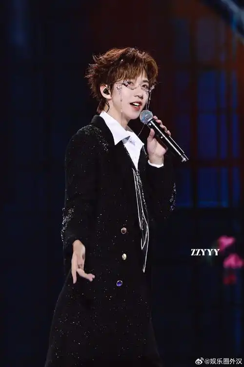 贺峻霖脸链#贺峻霖缘故舞台妆造好漂亮啊!