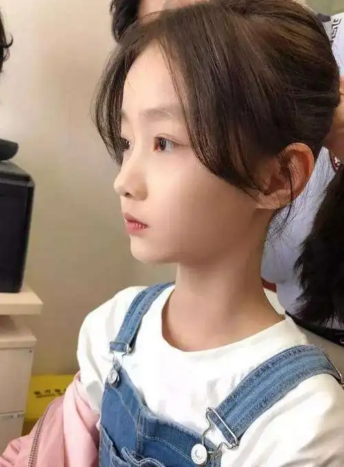 佟大为女儿"被时光整容",五官超有港味,12岁美成翻版王祖贤