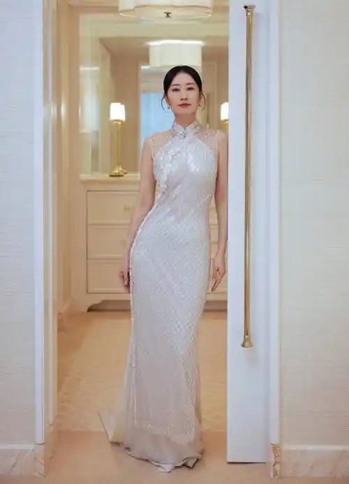 被刘敏涛的酒店自拍图惊艳穿旗袍盘发变贵妇性感又迷人