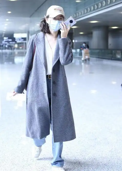 明星的休闲穿搭穿风衣戴鸭舌帽时尚而简约