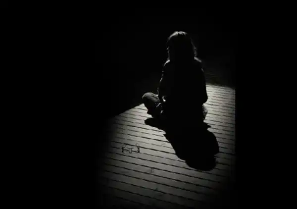 空气是沉重的,世界是黑暗的,她讨厌与人交流与接触,一个人的世界是