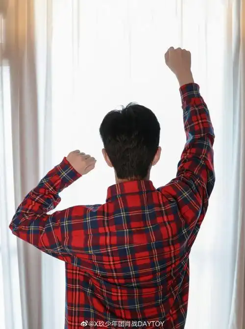 肖战 东方卫视跨年#期待主唱大人今年的跨年演出!冲鸭!