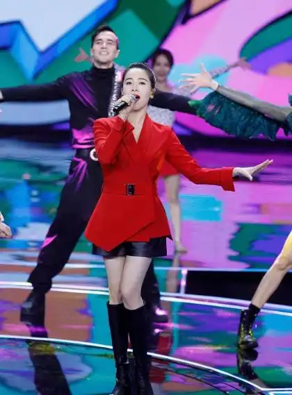 自从参加"乘风破浪的姐姐"之后,不仅话题度变高了,而且穿着打扮也变得