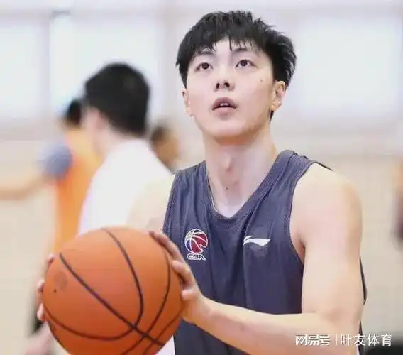 胡明轩26岁生日被美女包围女粉丝送鲜花蛋糕匆匆驾驶豪车离开