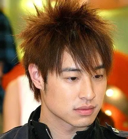 潘玮柏这两款 发型都是怎么弄的啊 详细点谢谢.