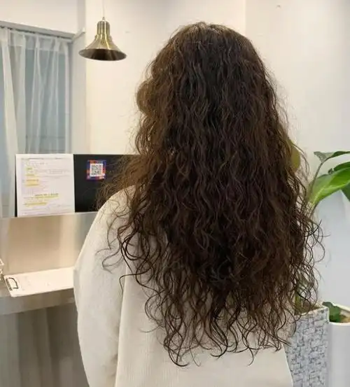 今年流行满头烫小卷发 最显发量的复古风烫发