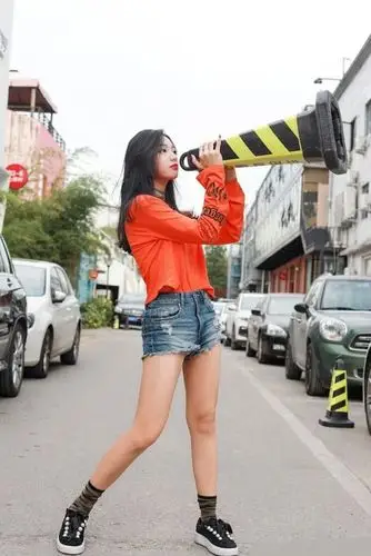 别买这款"树杈裤",88斤李紫婷穿了腿胖,还凹出"游泳圈"!