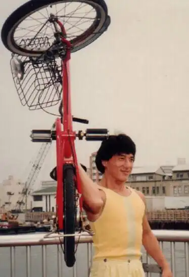 成龙年轻时的身体素质