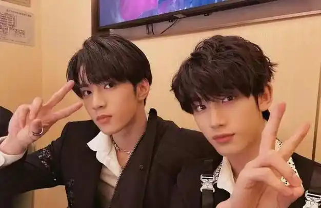 去年刘耀文被曝光了恋情,据说他的绯闻女友是粉丝,俩人还有情侣头像