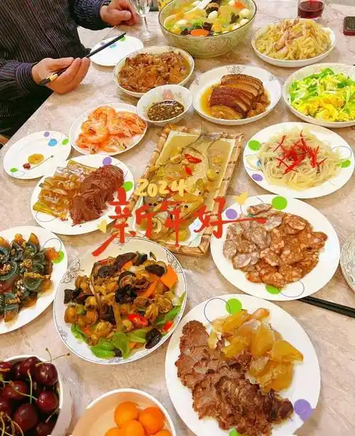 这是大姐家晒出来的年夜饭照片, 大姐和姐夫都是上班族, 年夜饭是