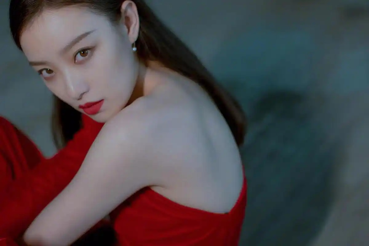 绝处逢生的倪妮:因不雅照与冯绍峰分手,傍上李宇春成资本宠儿