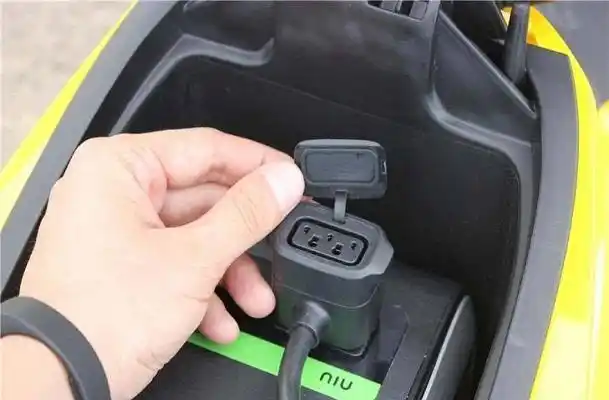 小牛电动车充电口在哪