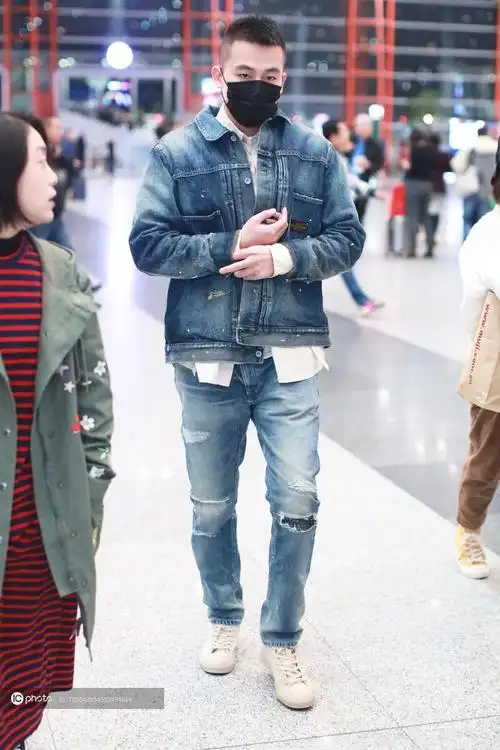 街拍欧豪水洗牛仔衣破洞牛仔裤套装白衬衫帅气有型