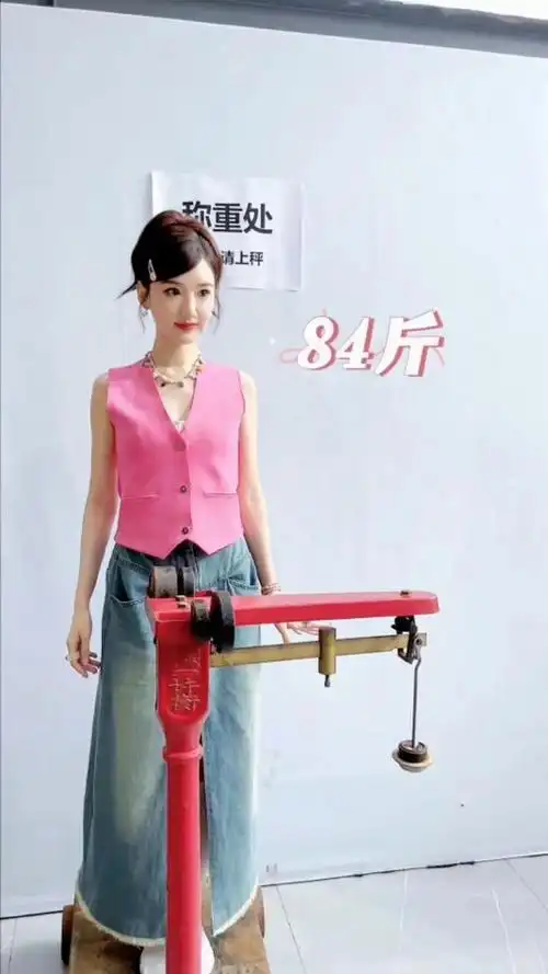 毛晓彤张俪同穿芭比粉马甲一个甜美似公主一个飒酷像女王