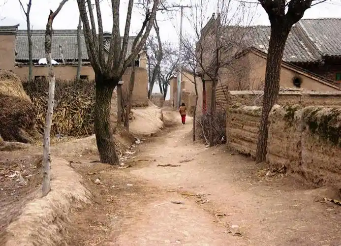 很久以前,农村就开始了打土墙盖房子,并一直沿袭下来,直到八十年代末