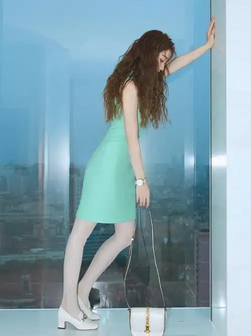 姜贞羽渐变色褶皱裙配亮钻眼妆美成人鱼