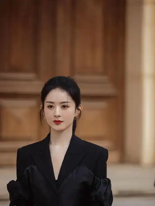 赵丽颖|赵丽颖穿v领黑西装酷飒十足!肤白貌美魅力不可小觑