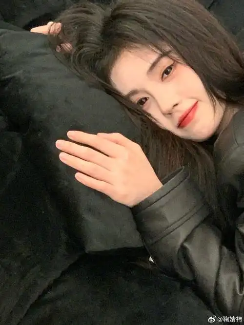 鞠婧祎晒日常随拍 歪头托腮可爱十足