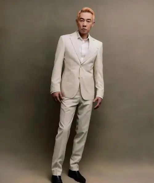 陈小春身穿白色西装帅气当中带着脾气相依旧是我们那枚大哥