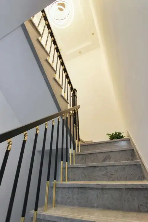 大理石楼梯,尽显干练之美,与地砖色调无缝衔接,空间留白,更加干净通透