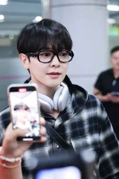 黑框眼镜77格子衫,好有活力好帅气的尤长靖满30-12的尤长靖带着披哥