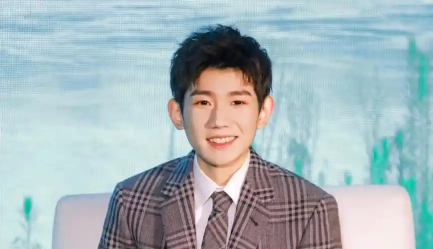 有哪些王源笑的很开心的图片? - 知乎