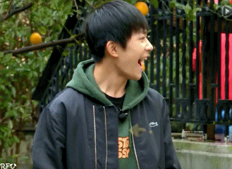 易烊千玺表情包式微笑,网友:不好意思我爱豆是个帅傻子