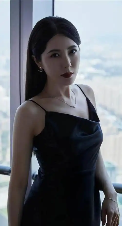 曾黎哪里漂亮曾黎的五官和轮廓不再是时下流行的"锥子脸",而是妩媚