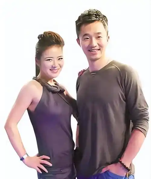 程雷娶小自己18岁的女子,如今患病满头白发,女子依旧陪伴左右_王萌萌