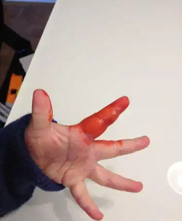 宝宝总喜欢吃手指,抹辣椒都戒不掉?只因没有一个安全的替代品!