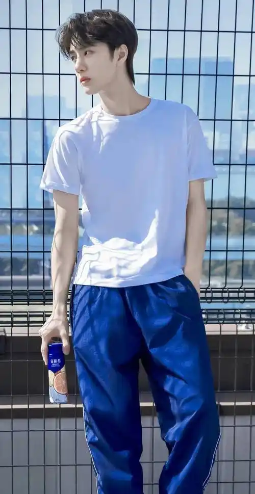 只要角度找的对,王一博也能艳压肖战!网友:再见,小吴!_照片_滑板_气质