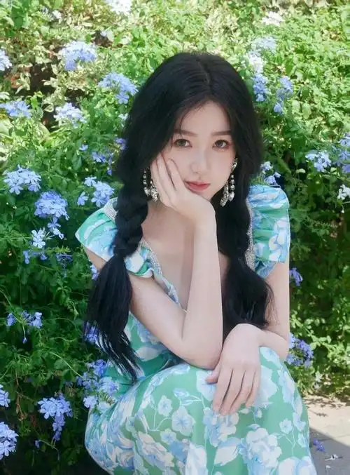 虞书欣绿色露腰印花裙,真是太好看啦吧!超级清新可爱