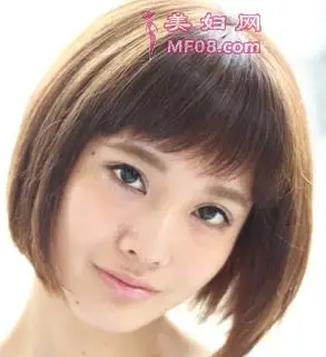 一款清爽的中短发发型,发尾的内扣勾勒出无比的时尚感来,甜美的齐刘海