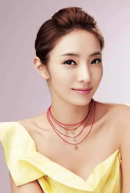 但为了更符合韩国人的审美,所以很多造型,都可以避免自己比较宽的下颌