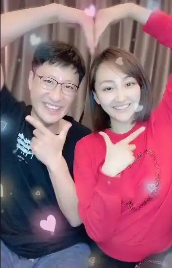 于震夫妇比心庆结婚8周年纪念日小13岁娇妻颜值高撞脸景甜
