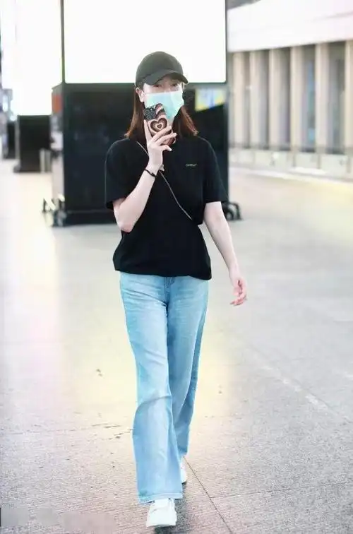 左小青45岁还这么年轻穿t恤配牛仔裤走机场青春洋溢不显老