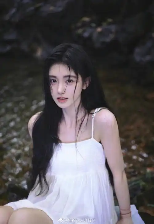 白色吊带裙,仙气满满的,浑身散发着迷人的气息,感觉都香香的你鞠婧祎