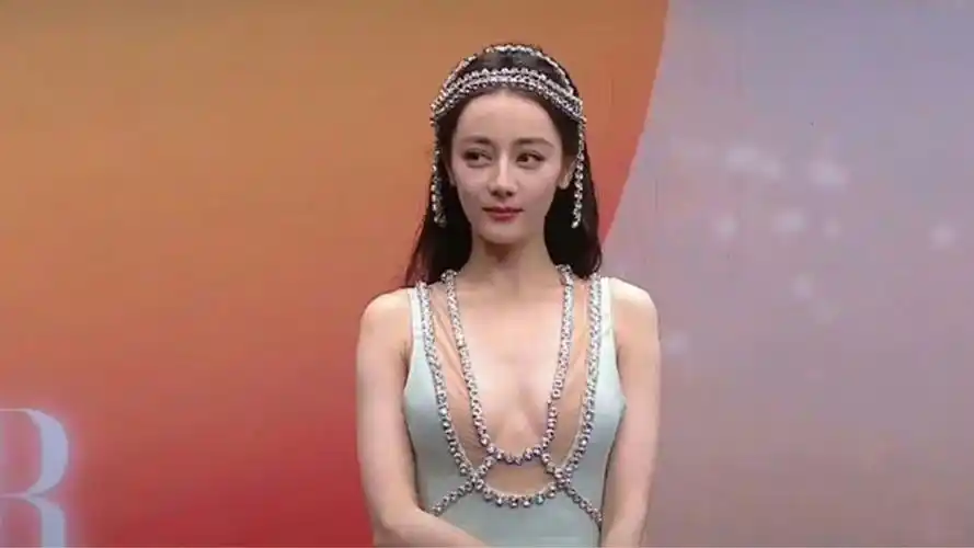 迪丽热巴时尚芭莎造型翻车!人鱼裙让人一言难尽,袒胸露乳没眼看