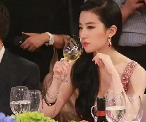 有种"应酬"叫刘亦菲喝酒,当端起酒杯后,才知道女明星的无奈!