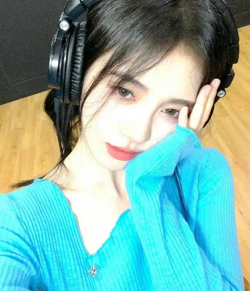 鞠婧祎在社交媒体晒出一张照片,蓝顶低滤镜,个性十足,小橘又美了!